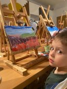 Dzieci malują swoje obrazy.