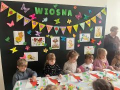 Dzieci wykonują pracę plastyczną.