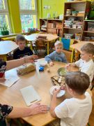 Dzieci obierają jajka.