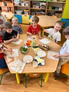 Dzieci przygotowują swoje kanapki.