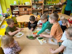 Dzieci przygotowują swoje kanapki.