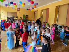 Dzieci tańczą do muzyki.