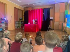 ilustracja do wpisu 
🎭 Teatr Karuzela – „Kuferek życzliwości” 💛